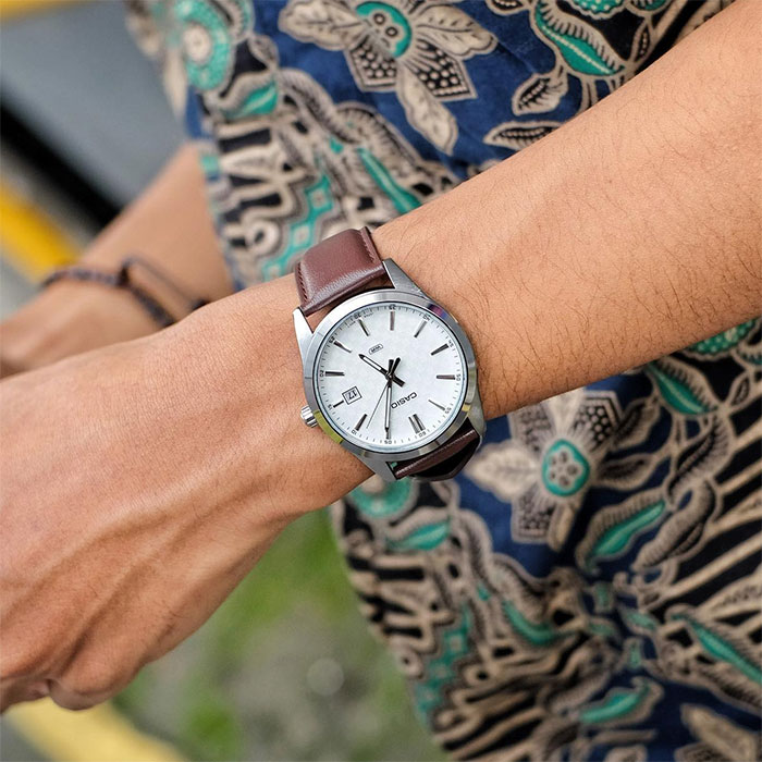 reloj casio MTP-VD03L-5a cuero marrón blanco fecha