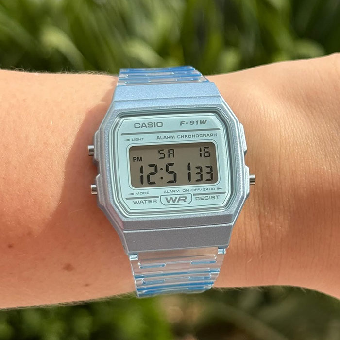 reloj Casio f-91ws-2d celeste unisex retro transparente