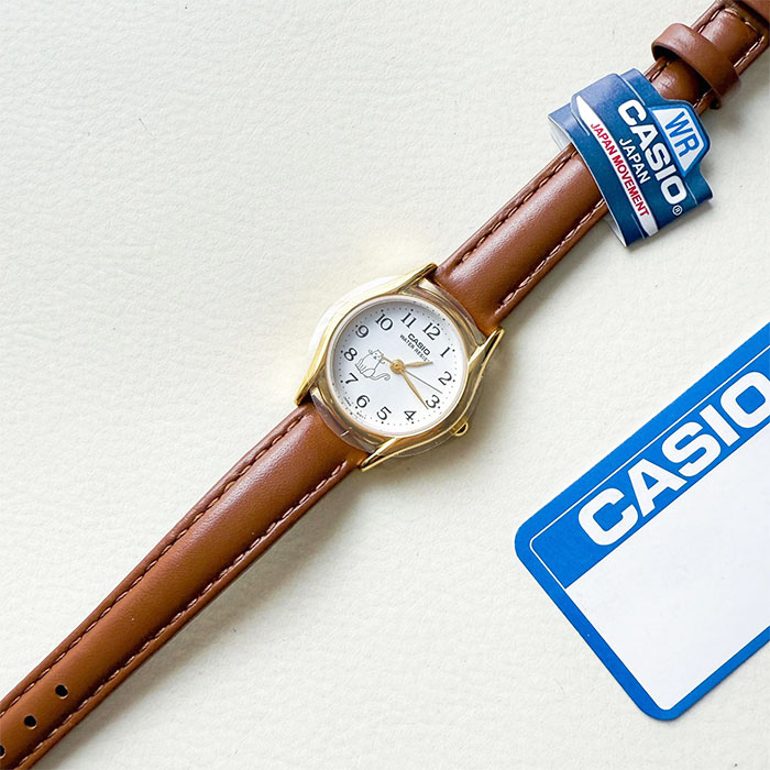 reloj Casio ltp-1094q-7b8r cuero color camell y dial dorado delicado con imagen de gatito