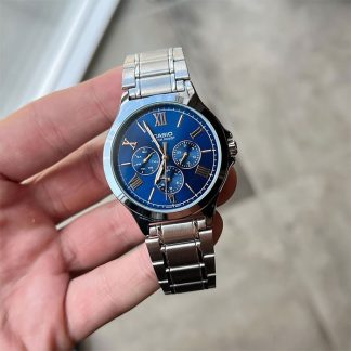 reloj Casio mtp-v300d-1a azul y letras doradas con números romanos, calendario y correa de acero